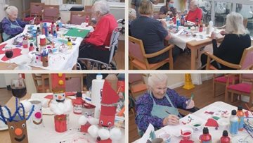 Bath Resident take part in Christmas crafts